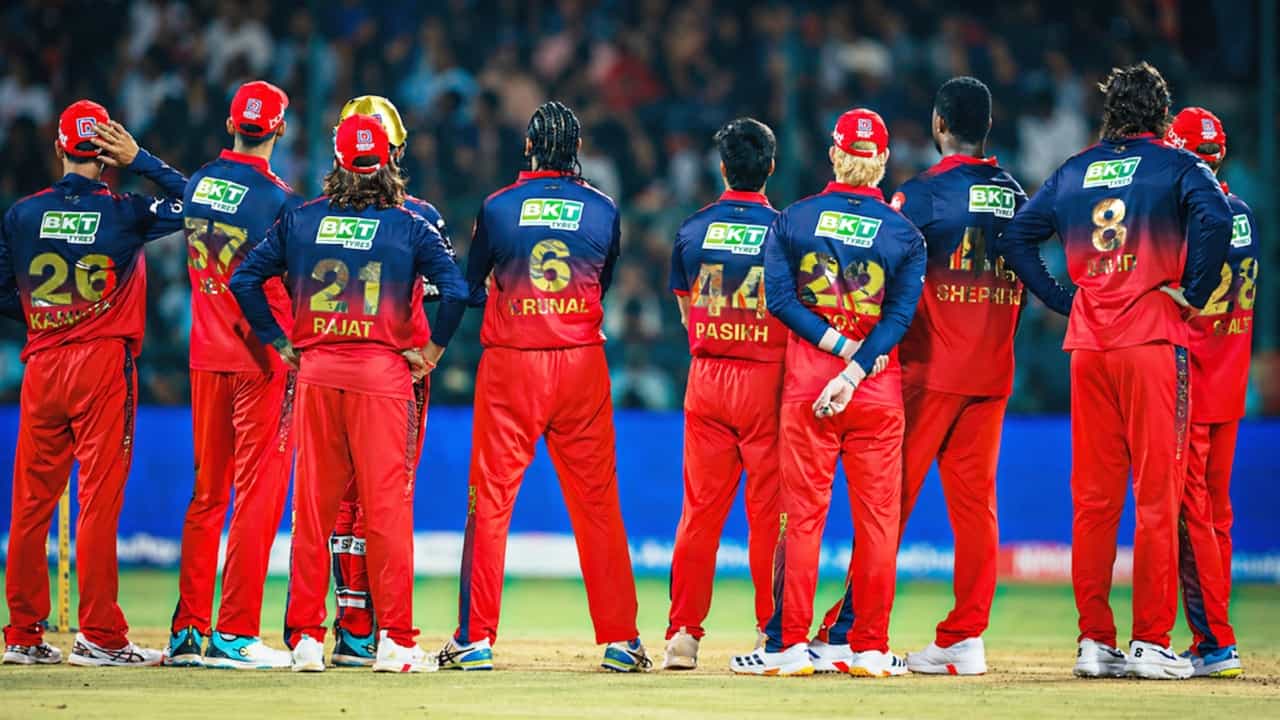 IPL 2026: ಇಂಡಿಯನ್ ಪ್ರೀಮಿಯರ್ ಲೀಗ್ನ 42ನೇ ಪಂದ್ಯದಲ್ಲಿ ರಾಯಲ್ ಚಾಲೆಂಜರ್ಸ್ ಬೆಂಗಳೂರು (RCB) ಹಾಗೂ ಗುಜರಾತ್ ಟೈಟಾನ್ಸ್ (DC) ತಂಡಗಳು ಮುಖಾಮುಖಿಯಾಗಲಿದೆ. ಅಹಮದಾಬಾದ್ನ ನರೇಂದ್ರ ಮೋದಿ ಸ್ಟೇಡಿಯಂನಲ್ಲಿ ನಾಳೆ (ಏ.30) ನಡೆಯಲಿರುವ ಈ ಪಂದ್ಯಕ್ಕೆ ಆರ್ಸಿಬಿ ತಂಡದ ಸ್ಟಾರ್ ಬ್ಯಾಟರ್ ಅಲಭ್ಯರಾಗುವ ಸಾಧ್ಯತೆಯಿದೆ.