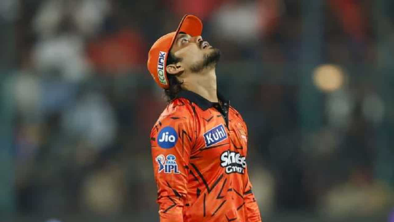 IPL 2026: ಇಂಡಿಯನ್ ಪ್ರೀಮಿಯರ್ ಲೀಗ್ನಲ್ಲಿ ಈವರೆಗೆ 73 ಹೆಚ್ಚು ನಾಯಕರುಗಳು ಕಣಕ್ಕಿಳಿದಿದ್ದಾರೆ. ಈ 73 ನಾಯಕರುಗಳ ಪೈಕಿ ನತದೃಷ್ಟದ ದಾಖಲೆ ಬರೆದಿರುವುದು ಇಶಾನ್ ಕಿಶನ್ (Ishan Kishan) ಮಾತ್ರ. ಅಂದರೆ ಐಪಿಎಲ್ ಇತಿಹಾಸದಲ್ಲೇ ಮೊದಲ ಆರು ಪಂದ್ಯಗಳಲ್ಲೂ ಟಾಸ್ ಸೋತ ಏಕೈಕ ಕ್ಯಾಪ್ಟನ್ ಎಂಬ ಅಪಕೀರ್ತಿಯೊಂದು ಇಶಾನ್ ಕಿಶನ್ ಪಾಲಾಗಿದೆ.