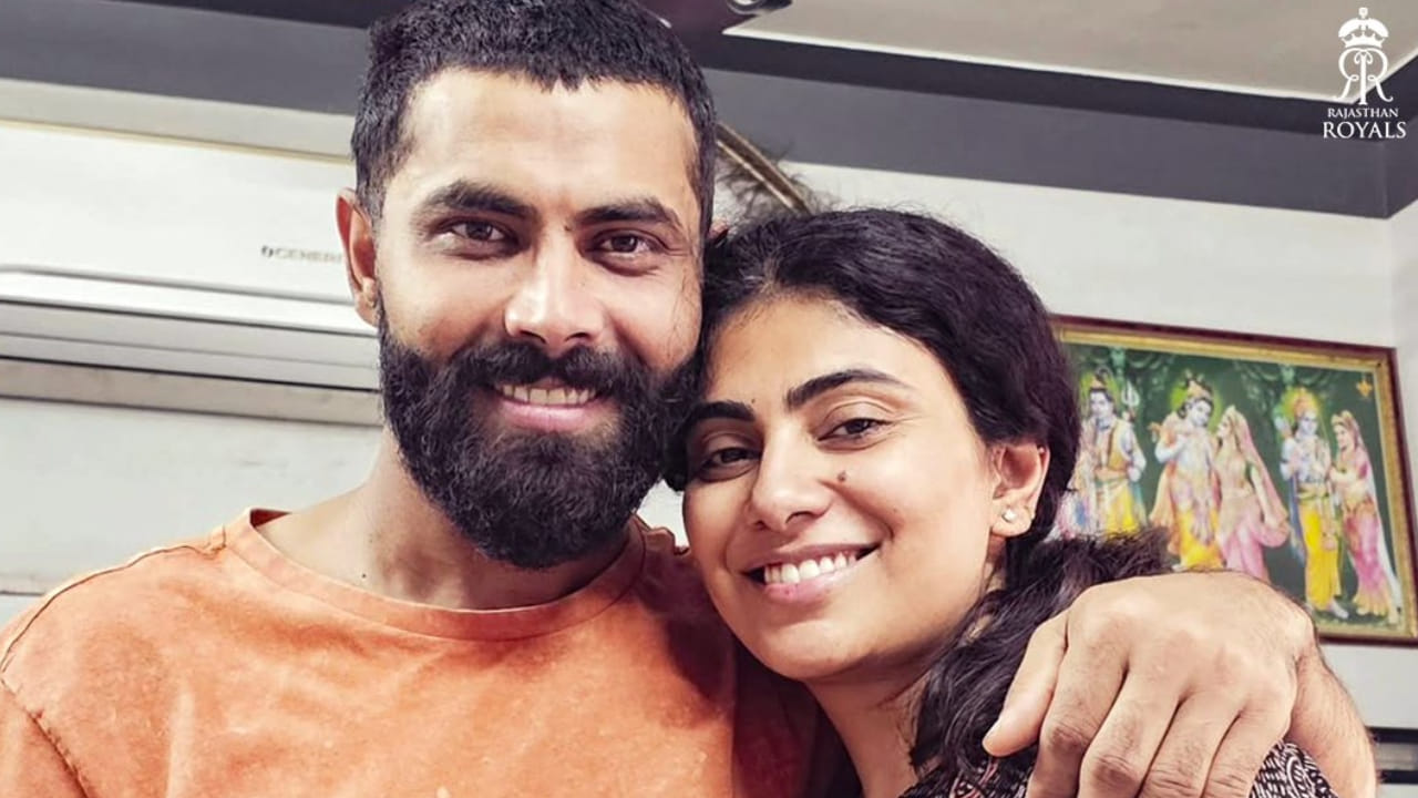 ಈ ಪಂದ್ಯ ಶ್ರೇಷ್ಠ ಪ್ರಶಸ್ತಿ ಸ್ವೀಕರಿಸಿದ ಬಳಿಕ ಮಾತನಾಡಿದ್ದ ಜಡೇಜಾ, ಈ ಪ್ರಶಸ್ತಿಯನ್ನು ಗುಜರಾತ್ ರಾಜ್ಯದ ಶಿಕ್ಷಣ ಸಚಿವರಿಗೆ ಅರ್ಪಿಸುವುದಾಗಿ ಹೇಳಿದ್ದರು. ಅಷ್ಟಕ್ಕೂ ಜಡೇಜಾ ಈ ಪ್ರಶಸ್ತಿಯನ್ನು ಶಿಕ್ಷಣ ಸಚಿವರಿಗೆ ಅರ್ಪಿಸಿದ್ಯಾಕೆ ಎಂಬ ಪ್ರಶ್ನೆ ನಿಮ್ಮನ್ನು ಕಾಡುತ್ತಿರಬಹುದು. ಅದಕ್ಕೆ ಉತ್ತರ ಆ ಶಿಕ್ಷಣ ಸಚಿವರು ಬೇರ್ಯಾರು ಅಲ್ಲ. ಜಡೇಜಾ ಅವರ ಮಡದಿ ರಿವಾಬಾ ಜಡೇಜಾ.