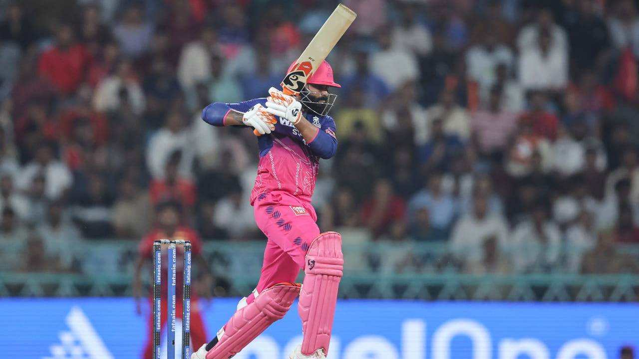 ಇನ್ನು ಈ ಪಂದ್ಯದಲ್ಲಿ ಜಡೇಜಾ ಬ್ಯಾಟಿಂಗ್ ಮಾಡಲು ಬಂದಾಗ, ರಾಜಸ್ಥಾನ ರಾಯಲ್ಸ್ ತಂಡವು ಭೀಕರ ಸ್ಥಿತಿಯಲ್ಲಿತ್ತು. ತಂಡದ ಅಗ್ರ ನಾಲ್ವರು ಬ್ಯಾಟರ್​ಗಳು ಡಗೌಟ್‌ಗೆ ಮರಳಿದ್ದರು ಮತ್ತು ತಂಡವು 100 ರನ್ ಗಳಿಸಲು ಬಹಳ ದೂರದಲ್ಲಿತ್ತು. ಆ ಕಠಿಣ ಸಂದರ್ಭಗಳಲ್ಲಿ, ಜಡೇಜಾ ಹೆಟ್ಮೆಯರ್ ಜೊತೆಗೆ ಬ್ಯಾಟಿಂಗ್ ಜವಾಬ್ದಾರಿಯನ್ನು ವಹಿಸಿಕೊಂಡರು. ಜಡೇಜಾ ಕೊನೆಯವರೆಗೂ ಅಜೇಯರಾಗಿ ಉಳಿದು 29 ಎಸೆತಗಳಲ್ಲಿ 2 ಬೌಂಡರಿ ಮತ್ತು 1 ಸಿಕ್ಸರ್ ಸೇರಿದಂತೆ 43 ರನ್ ಗಳಿಸಿದರು.