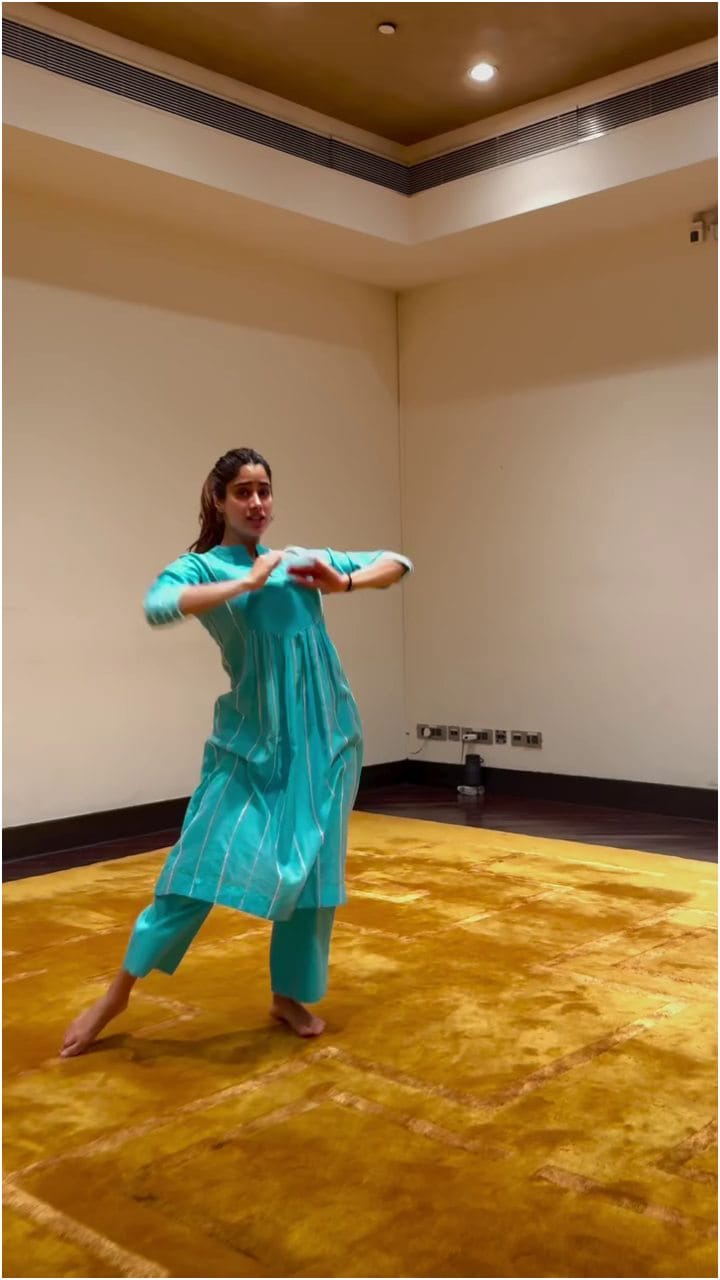 ಜಾನ್ವಿ ಕಪೂರ್ ಎಂತ ಅದ್ಭುತವಾಗಿ ಡ್ಯಾನ್ಸ್ ಮಾಡ್ತಾರೆ ನೋಡಿ