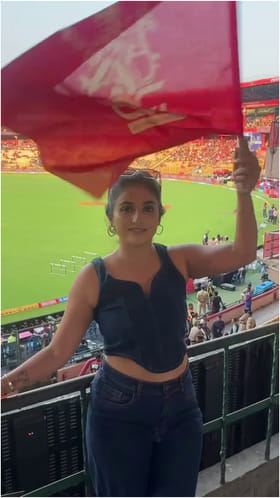 ಆರ್​​ಸಿಬಿಗೆ ಸಪೋರ್ಟ್ ಮಾಡಲು ಗ್ರೌಂಡ್​​ಗೆ ತೆರಳಿದ ಜಾನ್ವಿ ಕಪೂರ್