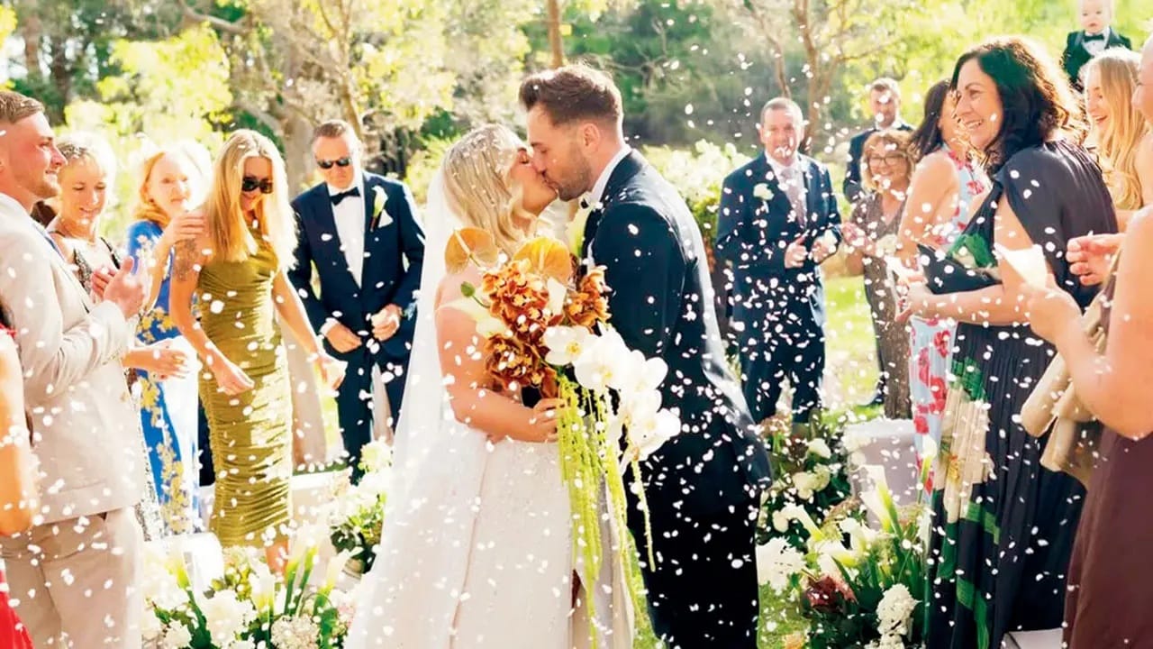 ಲಕ್ನೋ ಸೂಪರ್ ಜೈಂಟ್ಸ್ (LSG) ತಂಡದ ಆಟಗಾರ ಜೋಶ್ ಇಂಗ್ಲಿಸ್ (Josh Inglis) ತಮ್ಮ ದೀರ್ಘಕಾಲದ ಗೆಳತಿ ಮೇಗನ್ ಕಿನ್ಕಾರ್ಟ್ ಅವರನ್ನು ವರಿಸುವ ಮೂಲಕ ದಾಂಪತ್ಯ ಜೀವನಕ್ಕೆ ಕಾಲಿಟ್ಟಿದ್ದಾರೆ. ಆಸ್ಟ್ರೇಲಿಯಾದ ಈ ಸ್ಪೋಟಕ ಬ್ಯಾಟರ್ ಏಪ್ರಿಲ್ 18, 2026 ರಂದು ಪಶ್ಚಿಮ ಆಸ್ಟ್ರೇಲಿಯಾದ ಮಾರ್ಗರೆಟ್ ರಿವರ್‌ನಲ್ಲಿರುವ ಐಷಾರಾಮಿ ರೆಸಾರ್ಟ್‌ನಲ್ಲಿ ಕುಟುಂಬಸ್ಥರು ಮತ್ತು ಆಪ್ತರ ಸಮ್ಮುಖದಲ್ಲಿ ವಿವಾಹವಾಗಿದ್ದಾರೆ.