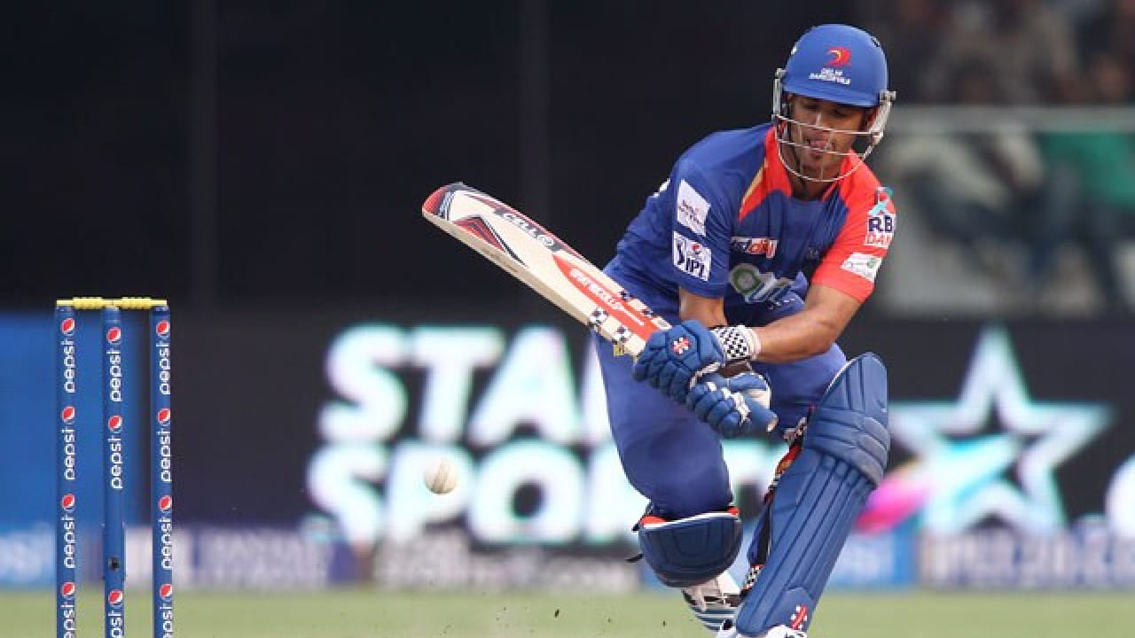 ಜೆಪಿ ಡುಮಿನಿ: ಸೌತ್ ಆಫ್ರಿಕಾದ ಸ್ಫೋಟಕ ದಾಂಡಿಗ ಜೆಪಿ ಡುಮಿನಿ ಐಪಿಎಲ್ನಲ್ಲಿ ಜಸ್ಪ್ರೀತ್ ಬುಮ್ರಾ ಅವರನ್ನು 4 ಇನಿಂಗ್ಸ್ಗಳಲ್ಲಿ ಎದುರಿಸಿದ್ದಾರೆ. ಈ ವೇಳೆ 6 ಸಿಕ್ಸ್ ಸಿಡಿಸಿದ್ದಾರೆ. ಈ ಮೂಲಕ ಬುಮ್ರಾ ಎಸೆತಗಳಲ್ಲಿ ಅತೀ ಹೆಚ್ಚು ಸಿಕ್ಸ್ ಬಾರಿಸಿದ ಮೂರನೇ ಬ್ಯಾಟರ್ ಎನಿಸಿಕೊಂಡಿದ್ದಾರೆ.