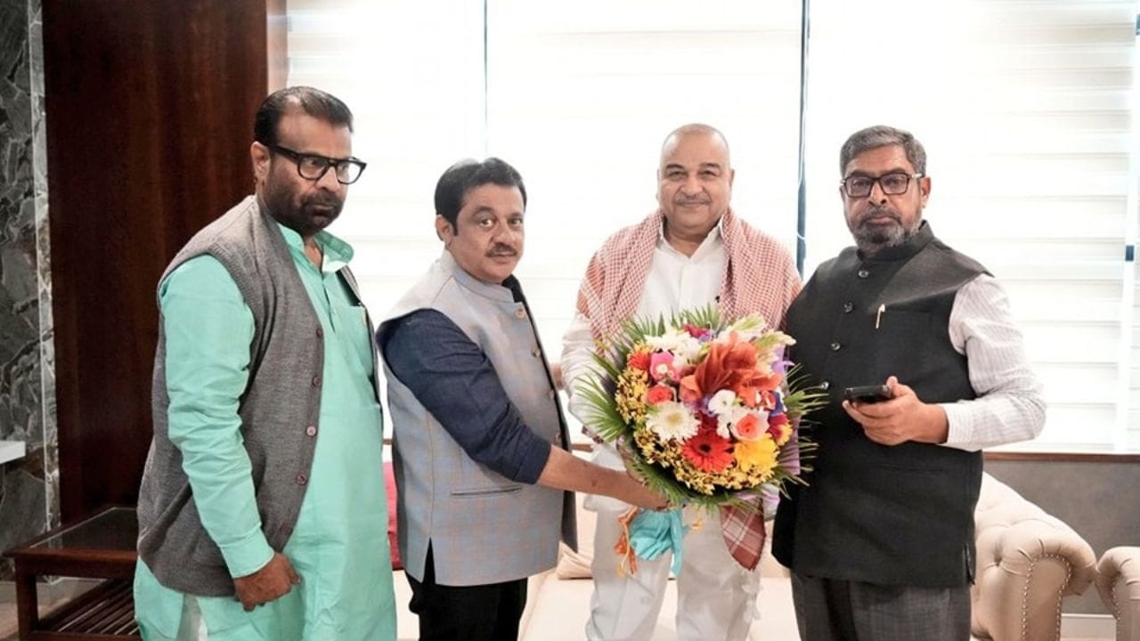 ಈ ತಕ್ಷಣವೇ ರಾಜಿನಾಮೆ ನೀಡಿ: ಸಿಎಂ ರಾಜಕೀಯ ಕಾರ್ಯದರ್ಶಿ ನಜೀರ್ ಅಹ್ಮದ್‌ಗೆ ಸೂಚನೆ! ಮುಂದಿನ ತಲೆದಂಡ ಸಚಿವ ಜಮೀರ್?