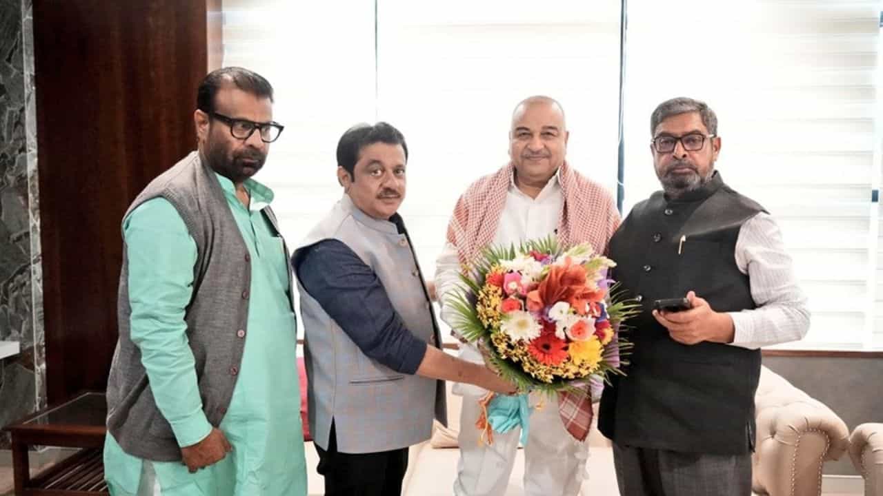ಈ ತಕ್ಷಣವೇ ರಾಜೀನಾಮೆ ನೀಡಿ: ಸಿಎಂ ರಾಜಕೀಯ ಕಾರ್ಯದರ್ಶಿ ನಜೀರ್ ಅಹ್ಮದ್ಗೆ ಸೂಚನೆ! ಮುಂದಿನ ತಲೆದಂಡ ಸಚಿವ ಜಮೀರ್? ಈ ತಕ್ಷಣವೇ ರಾಜೀನಾಮೆ ನೀಡಿ: ಸಿಎಂ ರಾಜಕೀಯ ಕಾರ್ಯದರ್ಶಿ ನಜೀರ್ ಅಹ್ಮದ್ಗೆ ಸೂಚನೆ! ಮುಂದಿನ ತಲೆದಂಡ ಸಚಿವ ಜಮೀರ್?