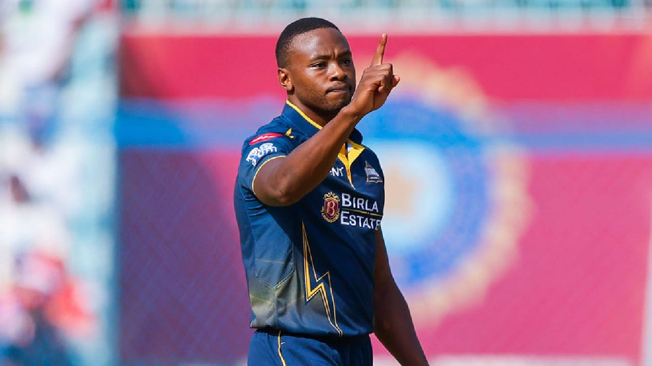 ಈ ಮೂಲಕ ಟಿ20 ಕ್ರಿಕೆಟ್ ಇತಿಹಾಸದಲ್ಲೇ 150+ kmph ವೇಗದಲ್ಲಿ ಒಂದು ಓವರ್ ಎಸೆದ ವಿಶ್ವದ ಮೊದಲ ಬೌಲರ್ ಎಂಬ ವಿಶ್ವ ದಾಖಲೆಯನ್ನು ಕಗಿಸೊ ರಬಾಡ ತಮ್ಮದಾಗಿಸಿಕೊಂಡಿದ್ದಾರೆ. ಇದಕ್ಕೂ ಉಮ್ರಾನ್ ಮಲಿಕ್ ಹಾಗೂ ಮಾರ್ಕ್​ವುಡ್ ಒಂದೇ ಓವರ್​ನಲ್ಲಿ 5 ಎಸೆತಗಳನ್ನು 150+ kmph ವೇಗದಲ್ಲಿ ಎಸೆದಿದ್ದರು.