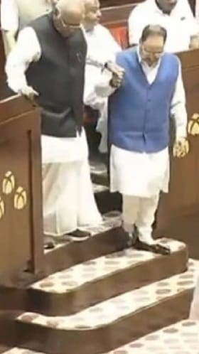 ಕಾಂಗ್ರೆಸ್ ಅಧ್ಯಕ್ಷರ ಕೈಹಿಡಿದು ನಡೆಸಿದ ಬಿಜೆಪಿಯ ಮಾಜಿ ಅಧ್ಯಕ್ಷ