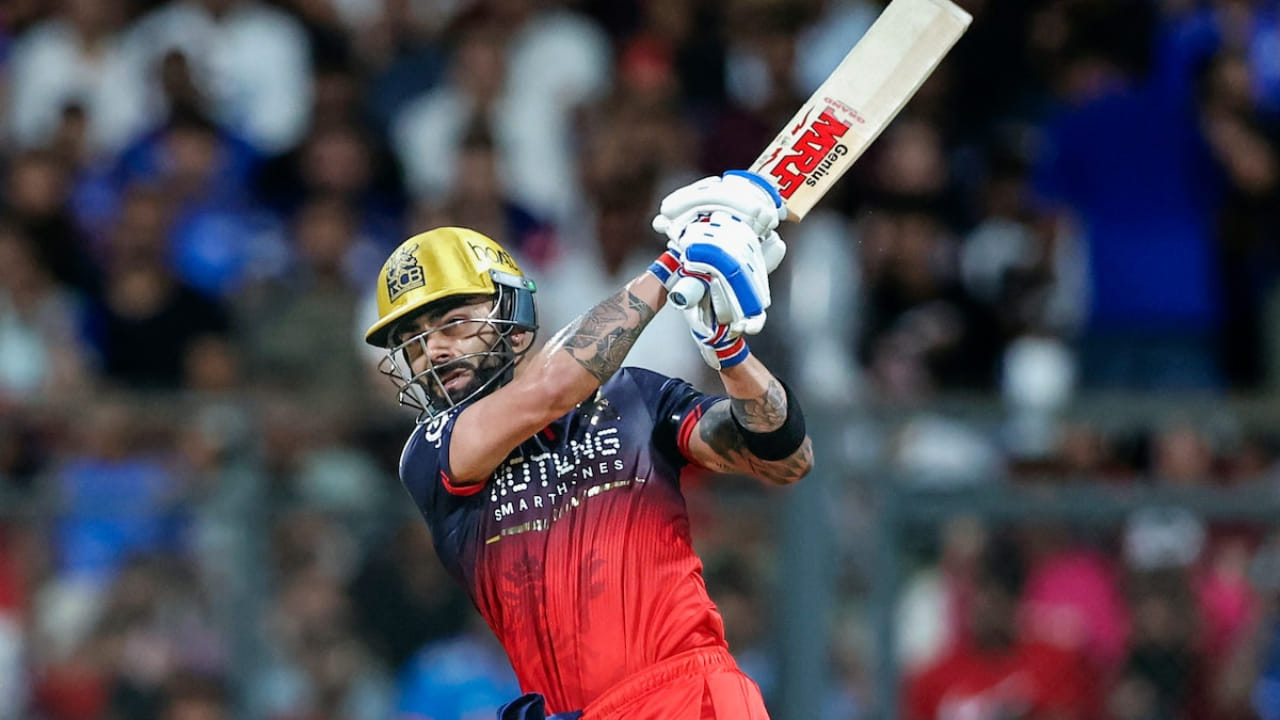 ಲಕ್ನೋ ವಿರುದ್ಧದ ಪಂದ್ಯದಲ್ಲಿ ವಿರಾಟ್ ಕೊಹ್ಲಿ ಐಪಿಎಲ್‌ನಲ್ಲಿ ಸಿಕ್ಸರ್‌ಗಳ ತ್ರಿಶತಕ ಬಾರಿಸುವ ಹೊಸ್ತಿಲಿನಲ್ಲಿದ್ದಾರೆ. ಇದಕ್ಕೂ ಮೊದಲು ಕ್ರಿಸ್ ಗೇಲ್ ಮತ್ತು ರೋಹಿತ್ ಶರ್ಮಾ ಮಾತ್ರ ಐಪಿಎಲ್‌ನಲ್ಲಿ 300 ಸಿಕ್ಸರ್‌ಗಳನ್ನು ಬಾರಿಸಿದ ದಾಖಲೆಯನ್ನು ಮುರಿದಿದ್ದಾರೆ. ಈಗ, ಲಕ್ನೋ ಸೂಪರ್ ಜೈಂಟ್ಸ್ ವಿರುದ್ಧದ ಪಂದ್ಯದಲ್ಲಿ ವಿರಾಟ್ ಕೊಹ್ಲಿಗೆ ಈ ಅವಕಾಶ ಸಿಕ್ಕಿದೆ. 