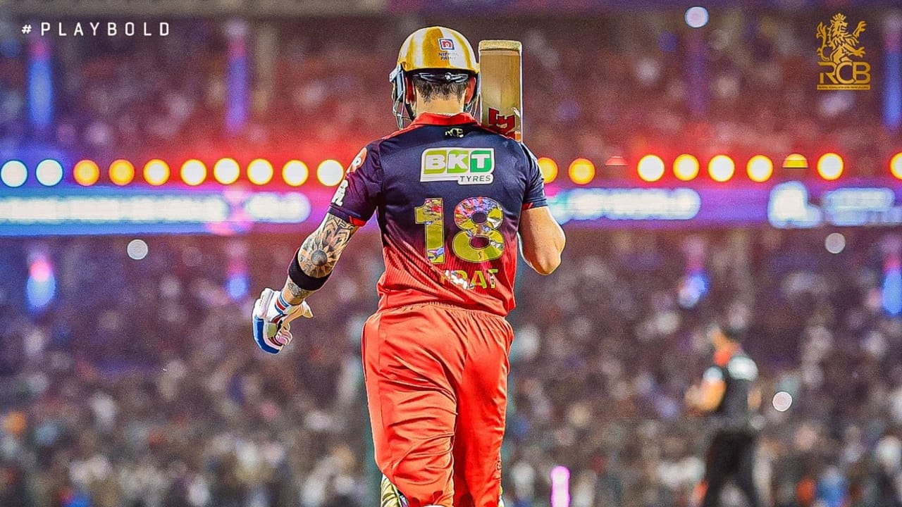 ಇದಕ್ಕೆ ಪೂರಕವಾಗಿ ಈ ಆವೃತ್ತಿಯಲ್ಲಿ ವಿರಾಟ್ ಕೊಹ್ಲಿ ಅದ್ಭುತ ಫಾರ್ಮ್​ನಲ್ಲಿದ್ದಾರೆ. ಪ್ರತಿ ಪಂದ್ಯದಲ್ಲೂ ಕೊಹ್ಲಿ ಅವರ ಬ್ಯಾಟ್ ಅಬ್ಬರಿಸುತ್ತಿದೆ. ಹೀಗಾಗಿ ಈ ಆವೃತ್ತಿಯಲ್ಲಿ ಇದುವರೆಗೆ ಆರ್​ಸಿಬಿ ಪರ ಅತಿ ಹೆಚ್ಚು ರನ್ ಗಳಿಸಿರುವ ವಿರಾಟ್ ಕೊಹ್ಲಿ ಆರೆಂಜ್ ಕ್ಯಾಪ್​ ರೇಸ್​ನಲ್ಲಿಯೂ ಇದ್ದಾರೆ. ಇದೀಗ ಗುಜರಾತ್ ಟೈಟಾನ್ಸ್ ವಿರುದ್ಧದ ಪಂದ್ಯದಲ್ಲಿ ಶತಕ ಗಳಿಸುವ ಮೂಲಕ ಕೊಹ್ಲಿ ಅಪರೂಪದ ದಾಖಲೆಯನ್ನು ಮುರಿಯುವ ಅಂಚಿನಲ್ಲಿದ್ದಾರೆ.