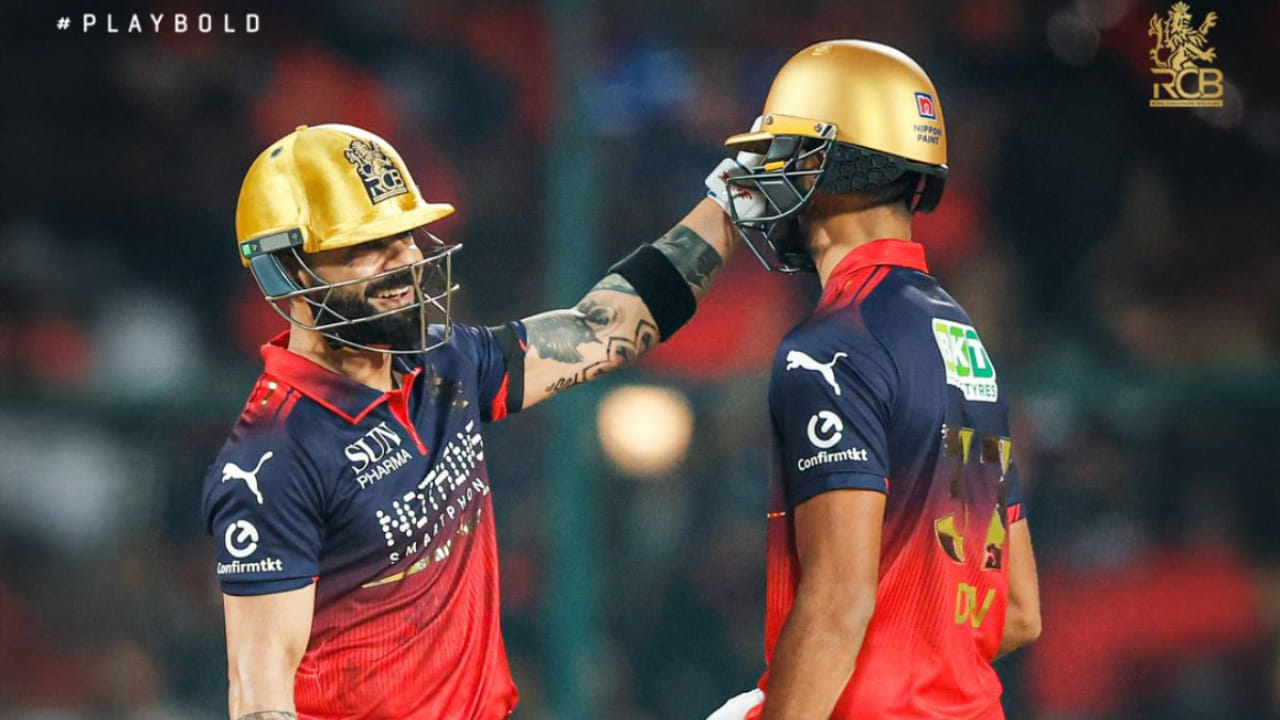 ಈ ಪಂದ್ಯದಲ್ಲಿ ವಿರಾಟ್ ಕೊಹ್ಲಿ 18 ಎಸೆತಗಳನ್ನು ಎದುರಿಸಿ 28 ರನ್ ಗಳಿಸಿದರು. ಅವರ ಇನ್ನಿಂಗ್ಸ್ನಲ್ಲಿ ಎರಡು ಬೌಂಡರಿ ಮತ್ತು ಒಂದು ಸಿಕ್ಸರ್ ಸೇರಿದ್ದವು. ಈ ಮೂಲಕ ವಿರಾಟ್ ಕೊಹ್ಲಿ ಇಷ್ಟು ದಿನ ಮುಂಬೈ ಇಂಡಿಯನ್ಸ್ ಬ್ಯಾಟ್ಸ್ಮನ್ ರೋಹಿತ್ ಶರ್ಮಾ ಅವರ ಹೆಸರಿನಲ್ಲಿದ್ದ ದಾಖಲೆಯೊಂದನ್ನು ಇದೀಗ ತಮ್ಮ ಖಾತೆಗೆ ಹಾಕಿಕೊಂಡಿದ್ದಾರೆ.