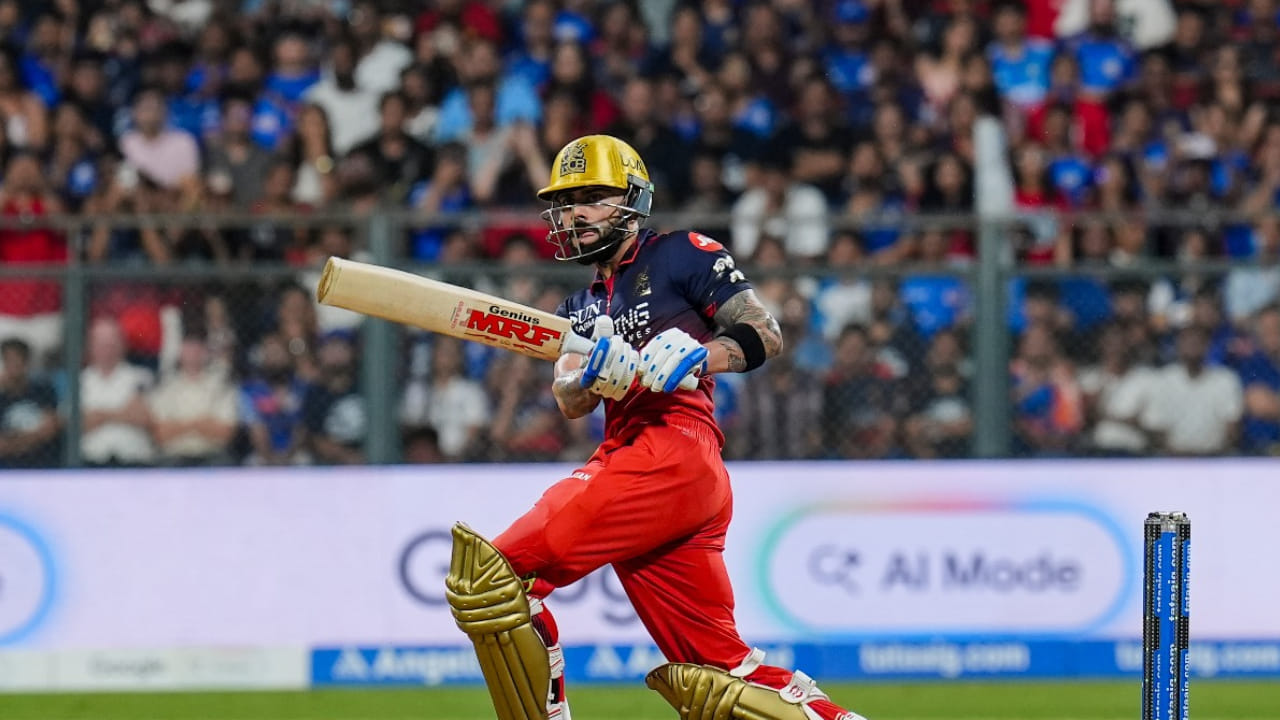 ವಿರಾಟ್ ಕೊಹ್ಲಿ ಪ್ರಸ್ತುತ ಐಪಿಎಲ್‌ನಲ್ಲಿ 298 ಸಿಕ್ಸರ್‌ಗಳನ್ನು ಬಾರಿಸಿದ್ದಾರೆ. ಇದುವರೆಗೆ 271 ಪಂದ್ಯಗಳನ್ನಾಡಿರುವ ಕೊಹ್ಲಿ 263 ಇನ್ನಿಂಗ್ಸ್‌ಗಳಲ್ಲಿ ಈ ಸಾಧನೆ ಮಾಡಿದ್ದಾರೆ. ಇದೀಗ ಈ ಪಂದ್ಯದಲ್ಲಿ ಅವರು ತಮ್ಮ 300 ಸಿಕ್ಸರ್‌ಗಳನ್ನು ಪೂರ್ಣಗೊಳಿಸುವ ಅವಕಾಶವನ್ನು ಹೊಂದಿದ್ದಾರೆ. 