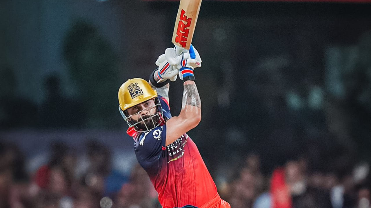 ವಾಸ್ತವವಾಗಿ ಐಪಿಎಲ್‌ನ ಬರೋಬ್ಬರಿ 10 ಸೀಸನ್‌ನಲ್ಲಿ ವಿರಾಟ್ ಕೊಹ್ಲಿ 400 ಕ್ಕೂ ಅಧಿಕ ರನ್​ಗಳನ್ನು ಕಲೆಹಾಕಿದ ದಾಖಲೆ ಮಾಡಿದ್ದಾರೆ. ಈ ಮೂಲಕ 10 ಆವೃತ್ತಿಗಳಲ್ಲಿ 400 ಕ್ಕೂ ಹೆಚ್ಚು ರನ್‌ಗಳನ್ನು ಕಲೆಹಾಕಿದ ಏಕೈಕ ಬ್ಯಾಟ್ಸ್‌ಮನ್ ಎಂಬ ದಾಖಲೆಯೂ ಕೊಹ್ಲಿ ಪಾಲಾಗಿದೆ. ಇದೀಗ 19ನೇ ಆವೃತ್ತಿಯಲ್ಲಿಯೂ ವಿರಾಟ್ ಕೊಹ್ಲಿ 400 ರನ್​ಗಳ ಗಡಿ ದಾಟುವುದು ಖಚಿತವಾಗಿದೆ.