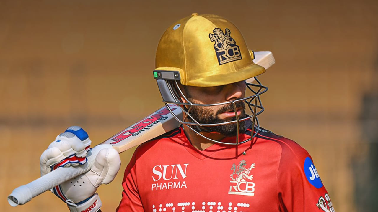 ರಾಯಲ್ ಚಾಲೆಂಜರ್ಸ್ ಬೆಂಗಳೂರು ಹಾಗೂ ಗುಜರಾತ್ ಟೈಟಾನ್ಸ್ ತಂಡಗಳು ಅಹಮದಾಬಾದ್‌ನ ನರೇಂದ್ರ ಮೋದಿ ಕ್ರೀಡಾಂಗಣದಲ್ಲಿ ಮುಖಾಮುಖಿಯಾಗಲಿವೆ. ಈ ಆವೃತ್ತಿಯಲ್ಲಿ ಎರಡೂ ತಂಡಗಳ ನಡುವಿನ ಎರಡನೇ ಮುಖಾಮುಖಿ ಇದಾಗಿದೆ. ವಿರಾಟ್ ಕೊಹ್ಲಿ 81 ರನ್‌ಗಳ ಅದ್ಭುತ ಇನ್ನಿಂಗ್ಸ್ ಆಡುವುದರೊಂದಿಗೆ ಬೆಂಗಳೂರು ಮೊದಲ ಪಂದ್ಯವನ್ನು ಸುಲಭವಾಗಿ ಗೆದ್ದುಕೊಂಡಿತು. ಹಿಂದಿನ ಸೋಲಿಗೆ ಸೇಡು ತೀರಿಸಿಕೊಳ್ಳುವ ಉದ್ದೇಶದಿಂದ ಗುಜರಾತ್ ಈ ಪಂದ್ಯಕ್ಕಿಳಿಯದೆ.