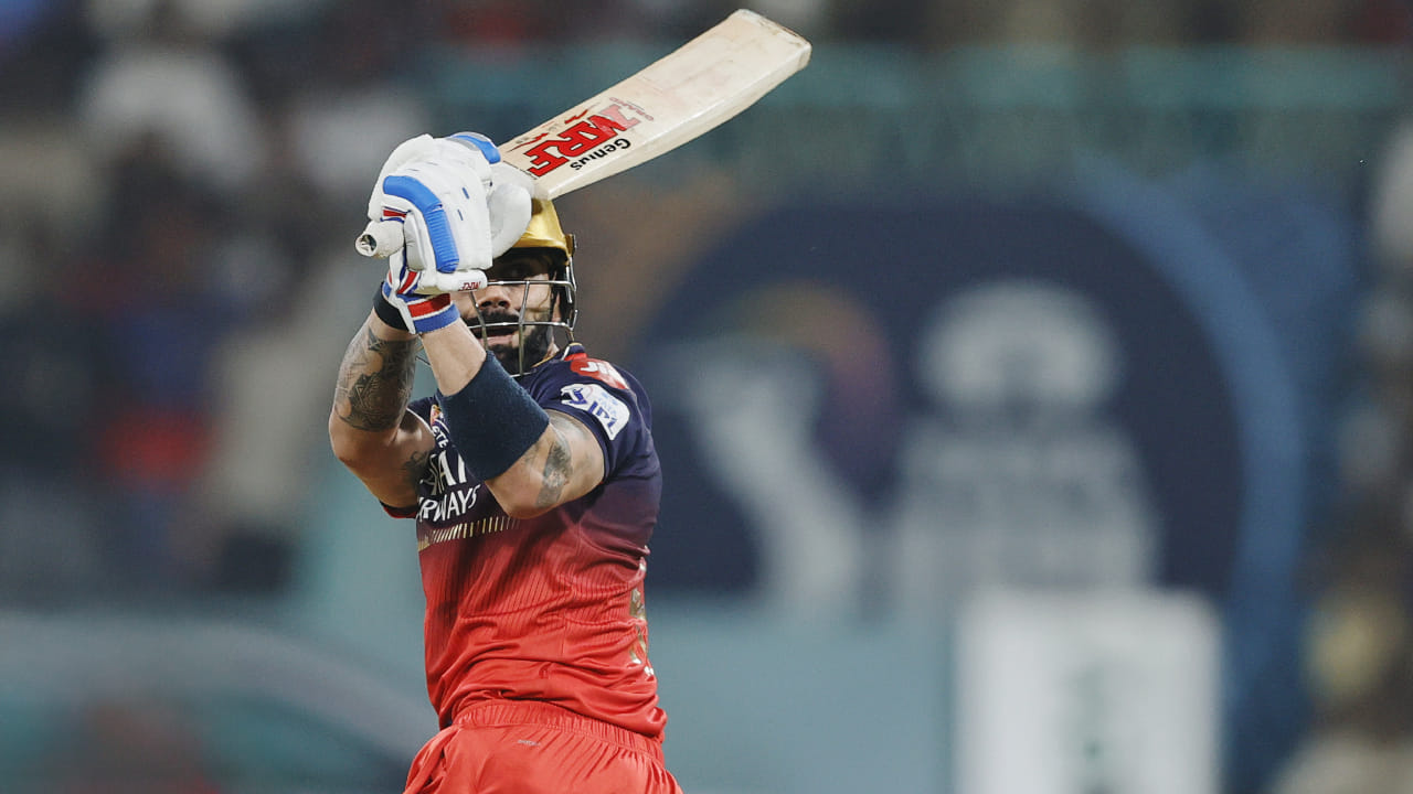 ಈ ಪಟ್ಟಿಯಲ್ಲಿ ವಿರಾಟ್ ಕೊಹ್ಲಿ ಅಕ್ಕಪಕ್ಕ ಪ್ರಸ್ತುತ ಯಾವ ಬ್ಯಾಟ್ಸ್​ಮನ್ ಕೂಡ ಇಲ್ಲ. ಪಾಕಿಸ್ತಾನದ ಮಾಜಿ ಕ್ರಿಕೆಟಿಗ ಶೋಯೆಬ್ ಮಲಿಕ್ ಏಷ್ಯಾದಲ್ಲಿ 10,252 ಟಿ20 ರನ್‌ಗಳೊಂದಿಗೆ ಎರಡನೇ ಸ್ಥಾನದಲ್ಲಿದ್ದಾರೆ. ರೋಹಿತ್ ಶರ್ಮಾ 10,023 ರನ್‌ಗಳೊಂದಿಗೆ ಮೂರನೇ ಸ್ಥಾನದಲ್ಲಿದ್ದಾರೆ. 