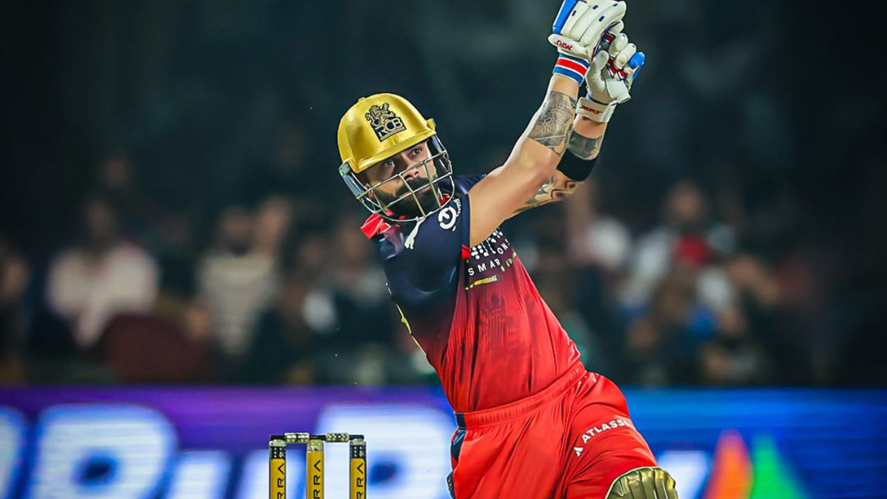 ವಿರಾಟ್ ಕೊಹ್ಲಿ ಐಪಿಎಲ್ನಲ್ಲಿ ಅತಿ ಹೆಚ್ಚು ರನ್ ಗಳಿಸಿದ ಆಟಗಾರರ ಪಟ್ಟಿಯಲ್ಲಿ ಅಗ್ರಸ್ಥಾನದಲ್ಲಿದ್ದಾರೆ. ಇದೀಗ ಅವರು ಐಪಿಎಲ್ನಲ್ಲಿ ಒಂದೇ ತಂಡದ ವಿರುದ್ಧ ಅತಿ ಹೆಚ್ಚು ರನ್ ಗಳಿಸಿದ ಆಟಗಾರ ಎಂಬ ದಾಖಲೆಯಲ್ಲಿ ಅಗ್ರಸ್ಥಾನಕ್ಕೇರಿದ್ದಾರೆ. ಮಾತ್ರವಲ್ಲದೆ ಈ ಪಟ್ಟಿಯಲ್ಲಿ ರೋಹಿತ್ ಶರ್ಮಾ ಅವರನ್ನು ಹಿಂದಿಕ್ಕಿದ್ದಾರೆ.