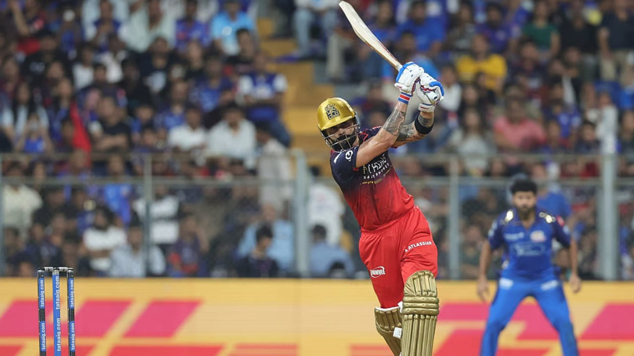 ಲಕ್ನೋ ಸೂಪರ್ ಜೈಂಟ್ಸ್ ವಿರುದ್ಧದ ಪಂದ್ಯದಲ್ಲಿ ವಿರಾಟ್ ಕೊಹ್ಲಿ ಎರಡು ಸಿಕ್ಸ್ ಬಾರಿಸಿದರೆ ಐಪಿಎಲ್‌ನಲ್ಲಿ 300 ಸಿಕ್ಸ್‌ಗಳನ್ನು ಬಾರಿಸಿದ ಮೂರನೇ ಬ್ಯಾಟ್ಸ್‌ಮನ್ ಎಂಬ ಹೆಗ್ಗಳಿಕೆಗೆ ಪಾತ್ರರಾಗಲಿದ್ದಾರೆ. ಅಲ್ಲದೆ ರೋಹಿತ್ ನಂತರ ಈ ಸಾಧನೆ ಮಾಡಿದ ಎರಡನೇ ಭಾರತೀಯ ಬ್ಯಾಟ್ಸ್‌ಮನ್ ಕೂಡ ಆಗಲಿದ್ದಾರೆ.