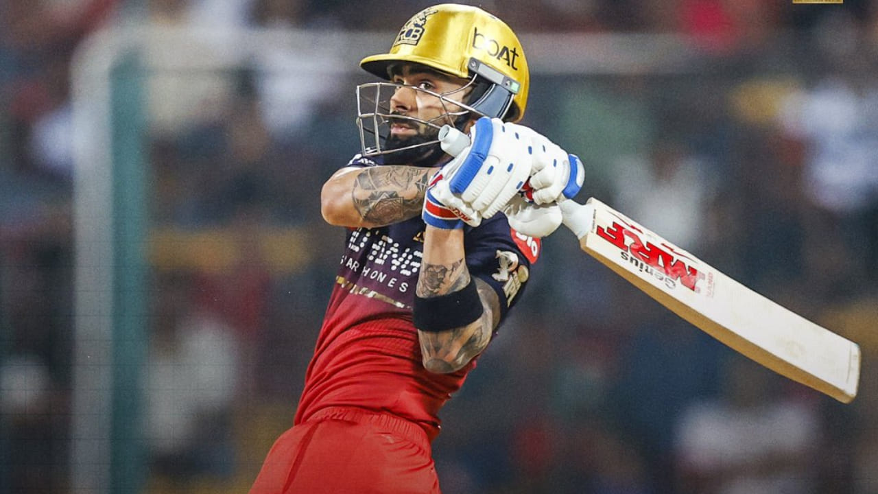 ಡೆಲ್ಲಿ ಕ್ಯಾಪಿಟಲ್ಸ್ ವಿರುದ್ಧದ ಈ ಪಂದ್ಯದಲ್ಲಿ ವಿರಾಟ್ ಕೊಹ್ಲಿ ನಿರೀಕ್ಷಿತ ಪ್ರದರ್ಶನ ನೀಡಿ ದೊಡ್ಡ ಮೊತ್ತ ಕಲೆಹಾಕಿದ್ದಾರೆ. ಅವರ ಹೆಸರಿನಲ್ಲಿ ಮತ್ತೊಂದು ದಾಖಲೆ ದಾಖಲಾಗಲಿದೆ. ವಾಸ್ತವವಾಗಿ ವಿರಾಟ್ ಐಪಿಎಲ್ ಇತಿಹಾಸದಲ್ಲಿ 10 ಆವೃತ್ತಿಗಳಲ್ಲಿ ಈ ಸಾಧನೆ ಮಾಡಿದ್ದಾರೆ. ಇದೀಗ 11ನೇ ಬಾರಿಗೆ ಈ ಸಾಧನೆ ಮಾಡುವ ಸನಿಹದಲ್ಲಿ ಕೊಹ್ಲಿ ಇದ್ದಾರೆ.