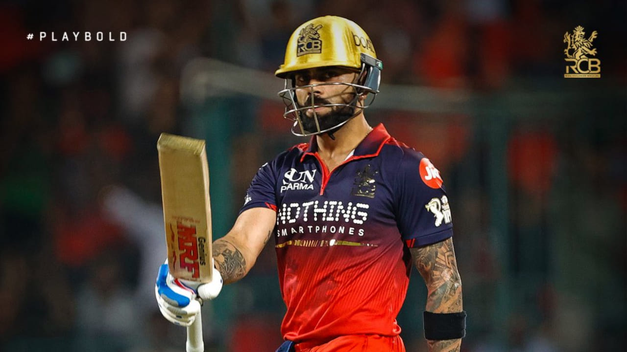 ಬೆಂಗಳೂರಿನಲ್ಲಿ ನಡೆದ ಉಭಯ ತಂಡಗಳ ನಡುವಿನ ಪಂದ್ಯದಲ್ಲಿ ಆರ್‌ಸಿಬಿ ಸ್ಟಾರ್ ಕೊಹ್ಲಿ ಶತಕ ವಂಚಿತರಾದರೂ ಗುಜರಾತ್ ವಿರುದ್ಧ ಅತ್ಯುತ್ತಮ ದಾಖಲೆಯನ್ನು ಹೊಂದಿದ್ದಾರೆ. ಗುಜರಾತ್ ವಿರುದ್ಧದ ಏಳು ಇನ್ನಿಂಗ್ಸ್‌ಗಳಲ್ಲಿ ಕೊಹ್ಲಿ ಒಂದು ಶತಕ ಮತ್ತು ನಾಲ್ಕು ಅರ್ಧಶತಕಗಳು ಸೇರಿದಂತೆ 432 ರನ್ ಗಳಿಸಿದ್ದಾರೆ. ಈಗ, ಈ ಪಂದ್ಯದಲ್ಲಿ ಕೊಹ್ಲಿ 100 ರನ್ ದಾಟಿದರೆ ಅವರ ಹೆಸರಿನಲ್ಲಿ ದಾಖಲೆಯೊಂದು ಸೃಷ್ಟಿಯಾಗಲಿದೆ.