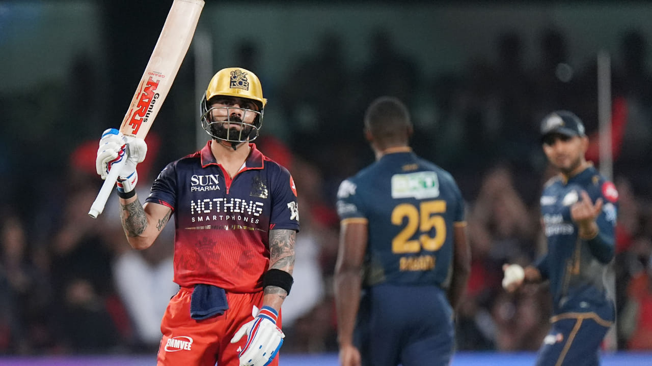 ವಿರಾಟ್ ಕೊಹ್ಲಿ ಪ್ರಸ್ತುತ ಐಪಿಎಲ್ ಆವೃತ್ತಿಯಲ್ಲಿ ಆರ್‌ಸಿಬಿ ಪರ ಅತಿ ಹೆಚ್ಚು ರನ್ ಗಳಿಸಿದ ಆಟಗಾರರಾಗಿದ್ದಾರೆ. ಇದುವರೆಗೆ ಆಡಿರುವ ಒಂಬತ್ತು ಪಂದ್ಯಗಳಲ್ಲಿ 54 ಕ್ಕಿಂತ ಹೆಚ್ಚು ಬ್ಯಾಟಿಂಗ್ ಸರಾಸರಿಯೊಂದಿಗೆ 379 ರನ್ ಗಳಿಸಿದ್ದಾರೆ. ಇದರಲ್ಲಿ ಮೂರು ಐವತ್ತು ಪ್ಲಸ್ ಸ್ಕೋರ್‌ಗಳು ಸೇರಿವೆ.