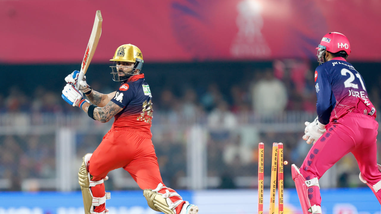 ಮೊದಲೆರಡು ಪಂದ್ಯಗಳಲ್ಲಿ ಅರ್ಧಶತಕದ ಇನ್ನಿಂಗ್ಸ್ ಆಡಿದ್ದ ಪಡಿಕ್ಕಲ್ ಈ ಪಂದ್ಯದಲ್ಲಿ 14 ರನ್ ಬಾರಿಸಿ ಔಟಾದರು. ಆರಂಭಿಕ ಎರಡು ವಿಕೆಟ್ ಪತನದ ಬಳಿಕ ಕೊಹ್ಲಿ ಮೇಲೆ ಹೆಚ್ಚಿನ ಜವಾಬ್ದಾರಿ ಬಿದ್ದಿತ್ತು. ಅದರಂತೆ ಬ್ಯಾಟ್ ಬೀಸಿದ ಕೊಹ್ಲಿ 16 ಎಸೆತಗಳಲ್ಲಿ 32 ರನ್ ಕಲೆಹಾಕಿದರು. ಆದರೆ ಬಿಷ್ಣೋಯಿ ಬೌಲಿಂಗ್‌ನಲ್ಲಿ ಕ್ಲೀನ್ ಬೌಲ್ಡ್ ಆದರು.