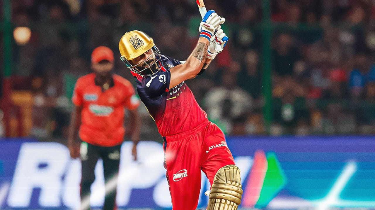 ಐಪಿಎಲ್ 2026 ರ 23 ನೇ ಪಂದ್ಯ ರಾಯಲ್ ಚಾಲೆಂಜರ್ಸ್ ಬೆಂಗಳೂರು ಮತ್ತು ಲಕ್ನೋ ಸೂಪರ್ ಜೈಂಟ್ಸ್ ನಡುವೆ ನಡೆಯುತ್ತಿದೆ. ಈ ಪಂದ್ಯದಲ್ಲಿ ಎಲ್ಲರ ಕಣ್ಣು ವಿರಾಟ್ ಕೊಹ್ಲಿ ಮೇಲಿದೆ. ಈ ಪಂದ್ಯದಲ್ಲಿ ಅವರು ದೊಡ್ಡ ದಾಖಲೆ ನಿರ್ಮಿಸುವ ಅವಕಾಶ ಹೊಂದಿದ್ದಾರೆ. ಇಲ್ಲಿಯವರೆಗೆ, ಕ್ರಿಸ್ ಗೇಲ್ ಮತ್ತು ರೋಹಿತ್ ಶರ್ಮಾ ಮಾತ್ರ ಈ ದಾಖಲೆ ಮಾಡಿದ್ದಾರೆ.