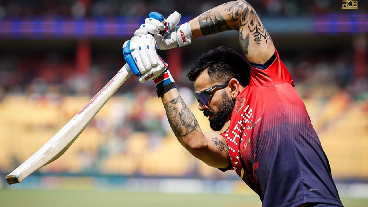 ಐಪಿಎಲ್​ನ ಮೊದಲ ಆವೃತ್ತಿಯಿಂದಲೂ ಆಡುತ್ತಿರುವ ವಿರಾಟ್ ಕೊಹ್ಲಿ ಈ ಲೀಗ್​ನಲ್ಲಿ ನೂರಾರು ದಾಖಲೆಗಳನ್ನು ಸೃಷ್ಟಿಸಿದ್ದಾರೆ. ಕೊಹ್ಲಿ ಆಟಕ್ಕೆ ಮುರಿಯದ ದಾಖಲೆಗಳಿಲ್ಲ. ಪ್ರತಿ ಆವೃತ್ತಿಯಲ್ಲೂ ಕೊಹ್ಲಿ ಒಂದಿಲ್ಲೊಂದು ದಾಖಲೆಗಳನ್ನು ನಿರ್ಮಿಸುತ್ತಿದ್ದಾರೆ. ಅದರಂತೆ ಐಪಿಎಲ್‌ 2026 ರಲ್ಲೂ ಕೊಹ್ಲಿಯ ದಾಖಲೆಗಳ ಪುಸ್ತಕಕ್ಕೆ ಮತ್ತೊಂದು ದಾಖಲೆ ಸೇರುವ ಸನಿಹದಲ್ಲಿದೆ.