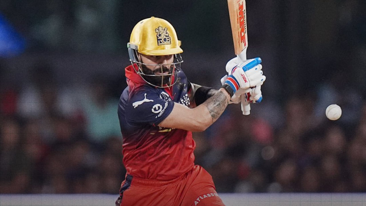 ಇನ್ನು ಈ ಪಟ್ಟಿಯಲ್ಲಿ ವಿರಾಟ್ ಕೊಹ್ಲಿಯನ್ನು ಹೊರತುಪಡಿಸಿ, ಶಿಖರ್ ಧವನ್, ಸುರೇಶ್ ರೈನಾ ಮತ್ತು ಡೇವಿಡ್ ವಾರ್ನರ್ ತಲಾ ಒಂಬತ್ತು ಆವೃತ್ತಿಗಳಲ್ಲಿ 400 ರನ್‌ಗಳ ಗಡಿ ದಾಟಿದ್ದಾರೆ. ಈ ಮೈಲಿಗಲ್ಲಿನ ಜೊತೆಗೆ ವಿರಾಟ್ ಕೊಹ್ಲಿ ಆರೆಂಜ್ ಕ್ಯಾಪ್‌ ರೇಸ್‌ನಲ್ಲಿಯೂ ಇದ್ದಾರೆ. 
