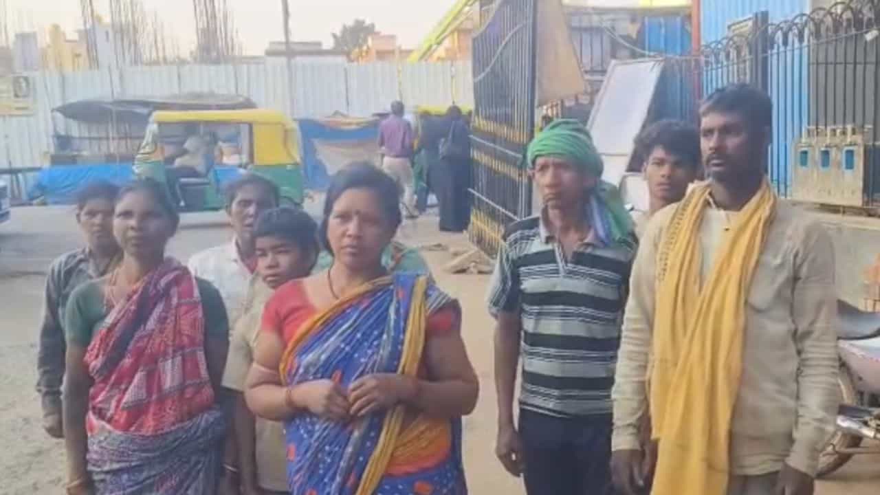 ಕೋಲಾರ: ಇಟ್ಟಿಗೆ ಫ್ಯಾಕ್ಟರಿಯಲ್ಲಿ ಜೀತಕ್ಕಿದ್ದ 10 ಕಾರ್ಮಿಕರ ರಕ್ಷಣೆ; ಬಾಲ ಕಾರ್ಮಿಕ ಪದ್ಧತಿ ವಿರುದ್ಧ ಅಧಿಕಾರಿಗಳ ಭರ್ಜರಿ ದಾಳಿ! ಕೋಲಾರ: ಇಟ್ಟಿಗೆ ಫ್ಯಾಕ್ಟರಿಯಲ್ಲಿ ಜೀತಕ್ಕಿದ್ದ 10 ಕಾರ್ಮಿಕರ ರಕ್ಷಣೆ; ಬಾಲ ಕಾರ್ಮಿಕ ಪದ್ಧತಿ ವಿರುದ್ಧ ಅಧಿಕಾರಿಗಳ ಭರ್ಜರಿ ದಾಳಿ!