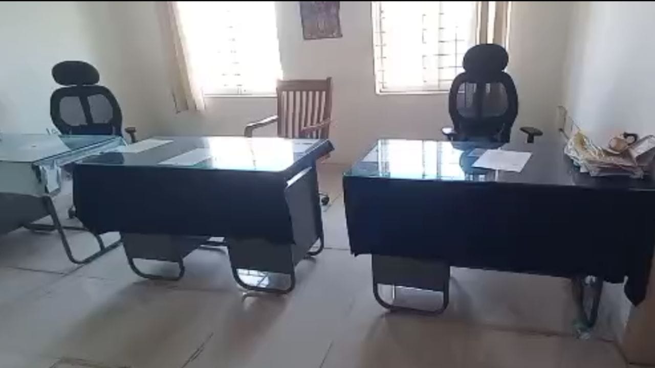 ಕಚೇರಿ ಸಮಯ ಆರಂಭವಾದರೂ ಬಾರದ ಅಧಿಕಾರಿಗಳು: ಕೊಪ್ಪಳದ RTO ಕಚೇರಿ ಪೂರ್ಣ ಖಾಲಿ ಖಾಲಿ