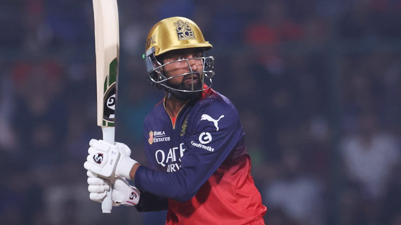 ಹೀಗಾಗಿ ಆರ್​ಸಿಬಿ ಪವರ್ ಪ್ಲೇ ಅಂತ್ಯಕ್ಕೆ 61 ರನ್ ಕಲೆಹಾಕಿತ್ತಾದರೂ ಪ್ರಮುಖ 3 ವಿಕೆಟ್‌ಗಳನ್ನು ಕಳೆದುಕೊಂಡಿತು. ಕೊಹ್ಲಿ ವಿಕೆಟ್ ಬಿದ್ದ ಬಳಿಕ ಬ್ಯಾಟಿಂಗ್​ನಲ್ಲಿ ಬಡ್ತಿ ಪಡೆದು ಬಂದಿದ್ದ ಕೃನಾಲ್ ಪಾಂಡ್ಯ ಹೆಚ್ಚು ಪರಿಣಾಮಕಾರಿಯಾಗದೆ ಕೇವಲ 1 ರನ್​ಗೆ ಪೆವಿಲಿಯನ್ ಸೇರಿಕೊಂಡರು. ಜಿತೇಶ್ ಶರ್ಮಾ ಕೂಡ ಹೆಚ್ಚು ಹೊತ್ತು ನಿಲ್ಲದೆ ಕೇವಲ 5 ರನ್​ಗಳಿಗೆ ವಿಕೆಟ್ ಒಪ್ಪಿಸಿದರು.