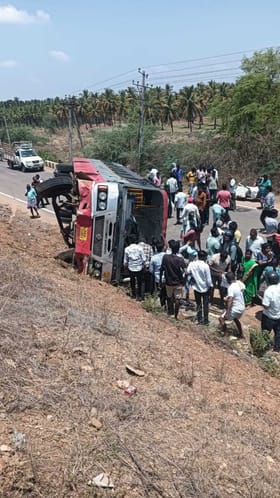 KSRTC ಬಸ್ ಪಲ್ಟಿ, ಪ್ರಯಾಣಿಕರು ಬದುಕಿದ್ದೇ ಪವಾಡ!