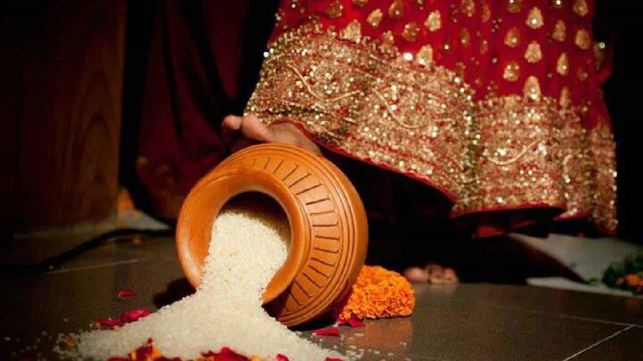 Hindu Traditions: ದೇಹದ ಸೂರ್ಯ-ಚಂದ್ರ ಭಾಗಗಳು; ಬಲಗಾಲಿಟ್ಟು ಮನೆಗೆ ಬಾ ಎನ್ನುವುದೇಕೆ ಗೊತ್ತಾ?