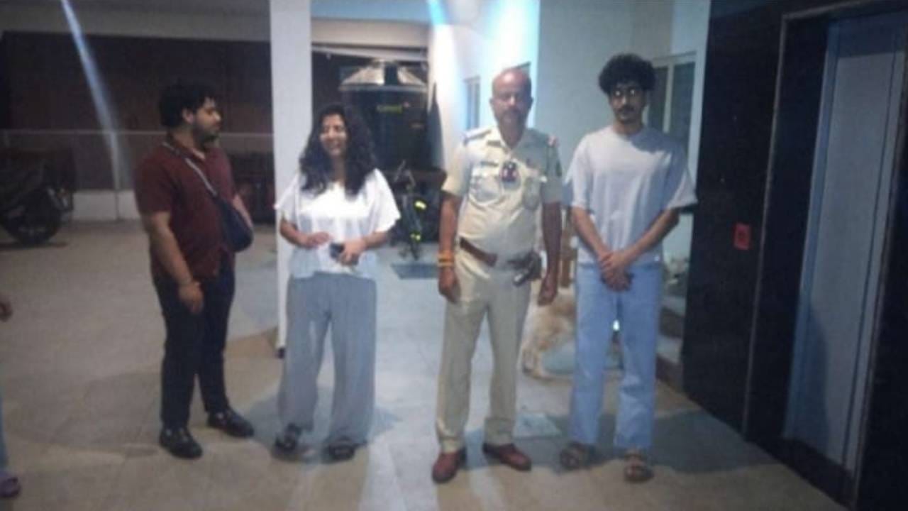 ಲಿಫ್ಟ್​ನಲ್ಲಿ ಸಿಲುಕಿದ್ದ ವ್ಯಕ್ತಿ, 2 ಶ್ವಾನಗಳನ್ನ ರಕ್ಷಿಸಿದ ಪೊಲೀಸರು: ಸಾರ್ವಜನಿಕರಿಂದ ಮೆಚ್ಚುಗೆ