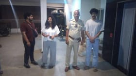 ಲಿಫ್ಟ್​ನಲ್ಲಿ ಸಿಲುಕಿದ್ದ ವ್ಯಕ್ತಿ, 2 ಶ್ವಾನಗಳನ್ನ ರಕ್ಷಿಸಿದ ಪೊಲೀಸರು