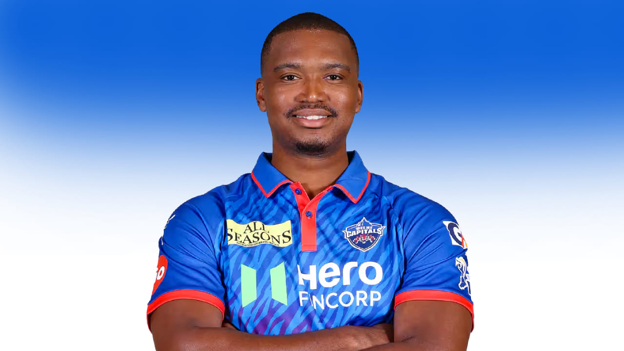 ಲುಂಗಿ ಎನ್​ಗಿಡಿ: ಡೆಲ್ಲಿ ಕ್ಯಾಪಿಟಲ್ಸ್ ತಂಡದ ವೇಗಿ ಲುಂಗಿ ಎನ್​ಗಿಡಿ ಪಂಜಾಬ್ ಕಿಂಗ್ಸ್ ವಿರುದ್ಧದ ಪಂದ್ಯದ ವೇಳೆ ಗಂಭೀರವಾಗಿ ಗಾಯಗೊಂಡಿದ್ದರು. ಈ ಗಾಯದ ಕಾರಣ ಎನ್​ಗಿಡಿ ಅವರಿಗೆ ವೈದ್ಯರು ವಿಶ್ರಾಂತಿ ಸೂಚಿಸಿದ್ದಾರೆ. ಹೀಗಾಗಿ ಆರ್​ಸಿಬಿ ವಿರುದ್ಧದ ಮ್ಯಾಚ್​ಗೆ ಲುಂಗಿ ಎನ್​ಗಿಡಿ ಅಲಭ್ಯರಾಗಲಿದ್ದಾರೆ.