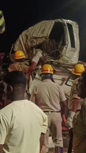 ಡಿವೈಡರ್ ಹಾರಿ ಮತ್ತೊಂದು ಲಾರಿಗೆ ಗುದ್ದಿದ ಲಾರಿ: ಇಬ್ಬರು ಸಾವು