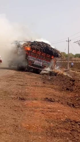 ವಿದ್ಯುತ್ ತಂತಿ ತಗುಲಿ ಮೇವು ಸಾಗಿಸುತ್ತಿದ್ದ ಲಾರಿ ಬೆಂಕಿಗಾಹುತಿ