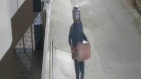 ಹೆಲ್ಮೆಟ್ ಧರಿಸಿ ಬಂದು ಗ್ಯಾಸ್ ಸಿಲಿಂಡರ್ ಎಗರಿಸಿದ ಚಾಲಾಕಿ ಕಳ್ಳ!