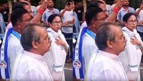 ಕಾಲಿಗೆ ಬೀಳಲು ಬಂದ್ರೆ ಹೆದರಿ ಹಿಂದಕ್ಕೆ ಓಡಿದ ಸಿಎಂ ಮಮತಾ ಬ್ಯಾನರ್ಜಿ