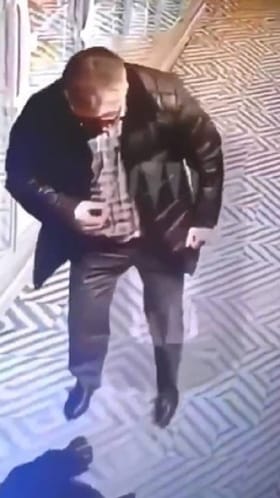 ಶಾಪಿಂಗ್ ಕಾಂಪ್ಲೆಕ್ಸ್​ನಲ್ಲಿ ಇದ್ದಕ್ಕಿದ್ದಂತೆ ಪುಟ್ಟ ಬಾಲಕನ ಮೇಲೆ ದಾಳಿ ನಡೆಸಿದ ವ್ಯಕ್ತಿ