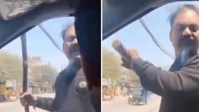 ದೊಣ್ಣೆ ಹಿಡಿದು ಕಾರಿನ ಗಾಜು ಒಡೆಯಲು ಬಂದ ವ್ಯಕ್ತಿ