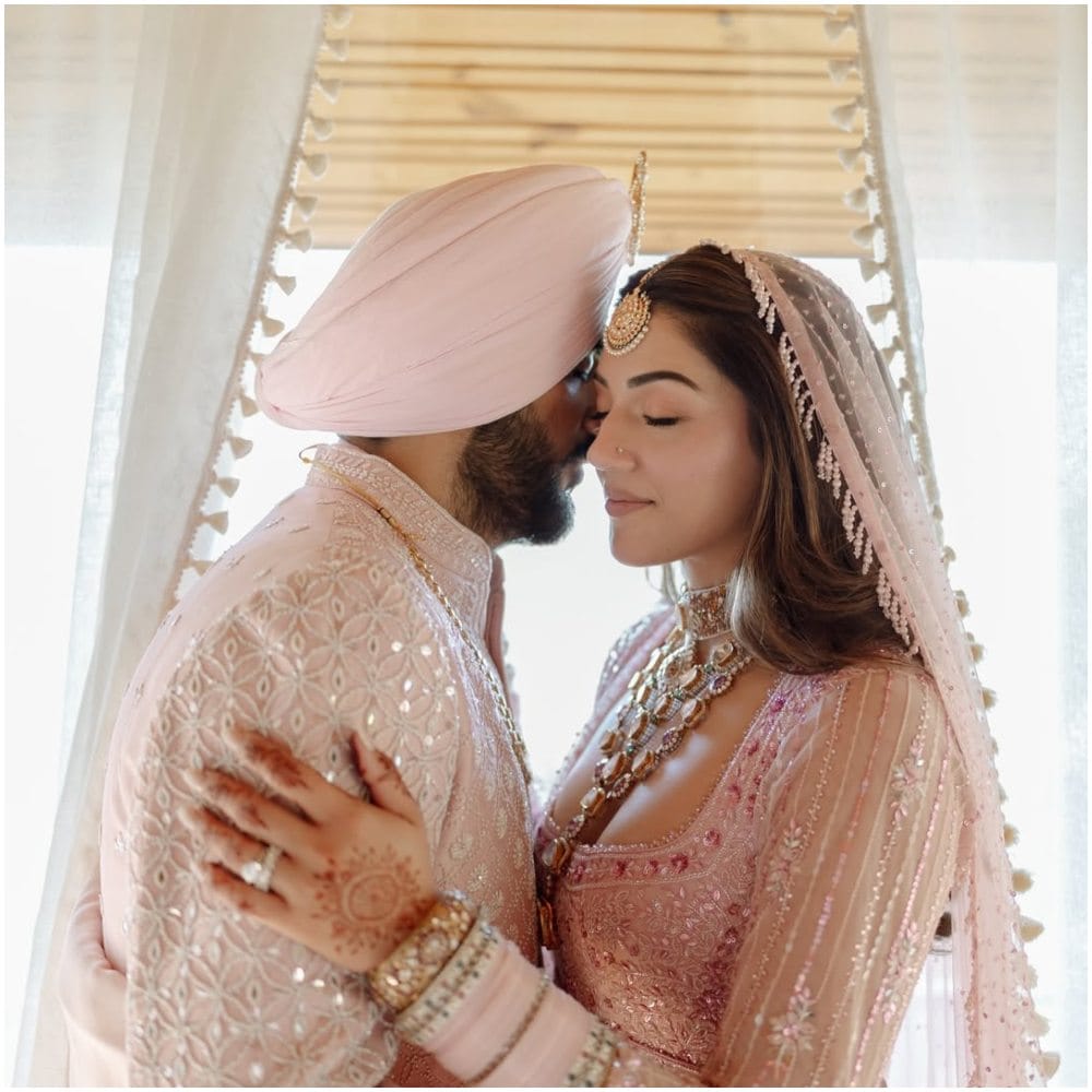 ಜನಪ್ರಿಯ ತೆಲುಗು ನಟಿ ಮೆಹ್ರೀನ್ ಫಿರ್ಜಾದಾ ದಾಂಪತ್ಯ ಜೀವನಕ್ಕೆ ಕಾಲಿಟ್ಟಿದ್ದಾರೆ. ಕೆಲವು ಸಮಯದಿಂದ ಸಿನಿಮಾಗಳಿಂದ ದೂರವಿದ್ದ ಈ ನಟಿ, ಖಾಸಗಿ ಸಮಾರಂಭದಲ್ಲಿ ವಿವಾಹವಾಗುವ ಮೂಲಕ ತನ್ನ ಅಭಿಮಾನಿಗಳಿಗೆ ಅಚ್ಚರಿ ಮೂಡಿಸಿದ್ದಾರೆ. ಅವರು ಈ ಫೋಟೋಗಳನ್ನು ಸಾಮಾಜಿಕ ಜಾಲತಾಣದಲ್ಲಿ ಹಂಚಿಕೊಂಡಿದ್ದಾರೆ. 