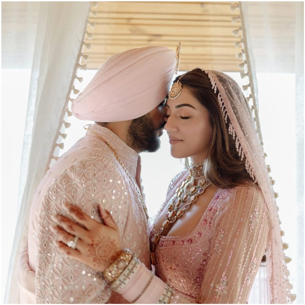 ಜನಪ್ರಿಯ ತೆಲುಗು ನಟಿ ಮೆಹ್ರೀನ್ ಫಿರ್ಜಾದಾ ದಾಂಪತ್ಯ ಜೀವನಕ್ಕೆ ಕಾಲಿಟ್ಟಿದ್ದಾರೆ. ಕೆಲವು ಸಮಯದಿಂದ ಸಿನಿಮಾಗಳಿಂದ ದೂರವಿದ್ದ ಈ ನಟಿ, ಖಾಸಗಿ ಸಮಾರಂಭದಲ್ಲಿ ವಿವಾಹವಾಗುವ ಮೂಲಕ ತನ್ನ ಅಭಿಮಾನಿಗಳಿಗೆ ಅಚ್ಚರಿ ಮೂಡಿಸಿದ್ದಾರೆ. ಅವರು ಈ ಫೋಟೋಗಳನ್ನು ಸಾಮಾಜಿಕ ಜಾಲತಾಣದಲ್ಲಿ ಹಂಚಿಕೊಂಡಿದ್ದಾರೆ. 