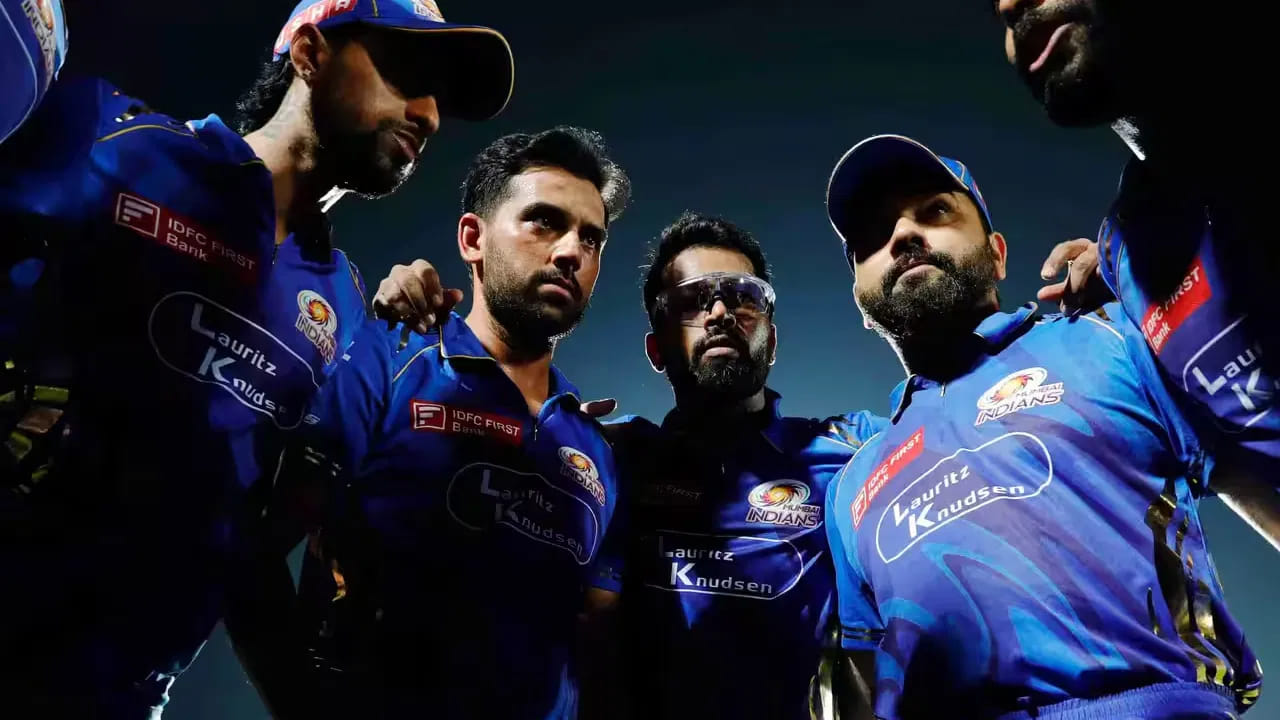 ಮುಂಬೈ ಇಂಡಿಯನ್ಸ್: ಹಾರ್ದಿಕ್ ಪಾಂಡ್ಯ (ನಾಯಕ), ರೋಹಿತ್ ಶರ್ಮಾ, ಸೂರ್ಯಕುಮಾರ್ ಯಾದವ್, ತಿಲಕ್ ವರ್ಮಾ, ರಯಾನ್ ರಿಕಲ್ಟನ್, ರಾಬಿನ್ ಮಿಂಝ್, ರಾಜ್ ಬಾವಾ, ರಘು ಶರ್ಮಾ, ಕಾರ್ಬಿನ್ ಬಾಷ್, ನಮನ್ ಧೀರ್, ಜಸ್​ಪ್ರೀತ್ ಬುಮ್ರಾ, ಟ್ರೆಂಟ್ ಬೌಲ್ಟ್, ಅಲ್ಲಾ ಗಫನ್ಝರ್, ಅಶ್ವನಿ ಕುಮಾರ್, ದೀಪಕ್ ಚಹರ್‌, ವಿಲ್ ಜ್ಯಾಕ್ಸ್, ಶೆರ್ಫೇನ್ ರದರ್​ಫೋರ್ಡ್​,​  ಮಯಾಂಕ್ ಮಾರ್ಕಂಡೆ, ಶಾರ್ದೂಲ್ ಠಾಕೂರ್, ಕ್ವಿಂಟನ್ ಡಿ ಕಾಕ್, ಡ್ಯಾನಿಶ್ ಮಾಲೆವಾರ್, ಮೊಹಮ್ಮದ್ ಇಝಾರ್, ಅಥರ್ವ ಅಂಕೋಲೆಕರ್, ಮಯಾಂಕ್ ರಾವತ್.
