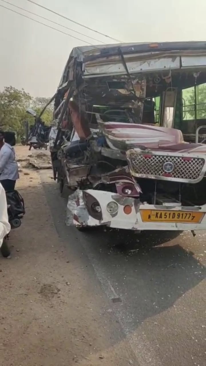 ಬಳ್ಳಾರಿ: ಕುರುಗೋಡು ಬಳಿ ಮಿನಿ ಬಸ್​, ಟ್ರ್ಯಾಕ್ಟರ್ ಡಿಕ್ಕಿ