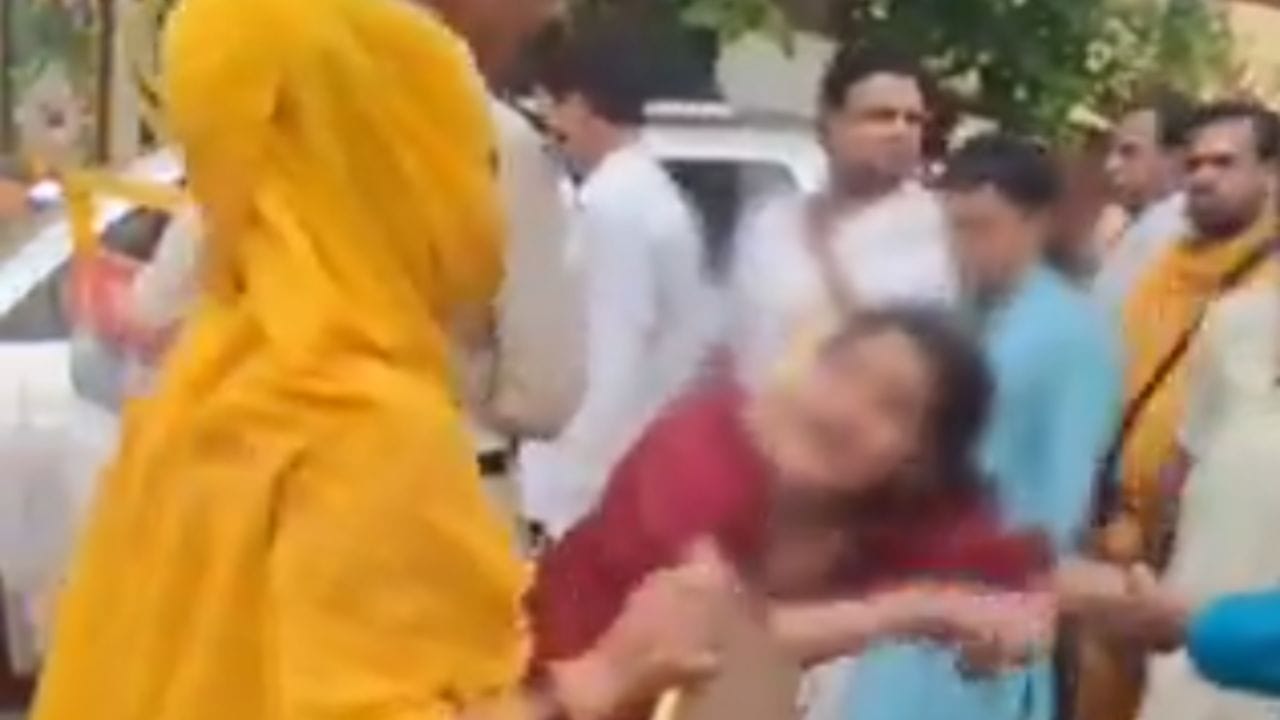 ಈ ಬಾಬಾ ನನ್ನನ್ನು ಅತ್ಯಾಚಾರ ಮಾಡಿದ್ದಾನೆ: ದಾರಿಯಲ್ಲಿ ಅಳುತ್ತಾ ಸಹಾಯಕ್ಕಾಗಿ ಅಂಗಲಾಚಿದ 17 ವರ್ಷದ ಬಾಲಕಿ