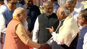 ಸಂಸತ್ತಿನ ಅಂಗಳದಲ್ಲಿ ಮೋದಿ-ಖರ್ಗೆ ಹಸ್ತಲಾಘವ