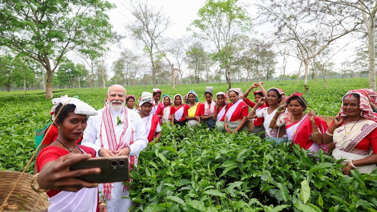 ಪ್ರಧಾನಿ ಮೋದಿ ಅವರು ಚಹಾ ತೋಟದಲ್ಲಿ ಕೆಲಸ ಮಾಡುತ್ತಿರುವ ಮಹಿಳೆಯರೊಂದಿಗೆ ಸೆಲ್ಫಿ  ಕ್ಲಿಕ್ಕಿಸಿಕೊಂಡರು.
