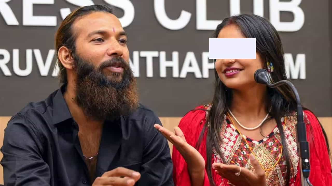 ಕುಂಭಮೇಳದ ಮೋನಾಲಿಸಾ ಗರ್ಭಿಣಿ: ಪೊಲೀಸರಿಗೆ ಮಾಹಿತಿ ನೀಡಿದ ಪತಿ ಫರ್ಮಾನ್ ಕುಂಭಮೇಳದ ಮೋನಾಲಿಸಾ ಗರ್ಭಿಣಿ: ಪೊಲೀಸರಿಗೆ ಮಾಹಿತಿ ನೀಡಿದ ಪತಿ ಫರ್ಮಾನ್